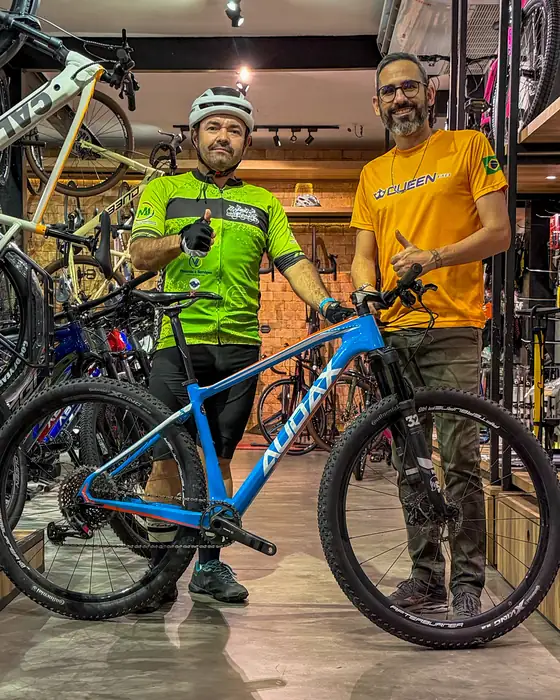 Cliente com uma Audax azul na loja Vow Bikes
