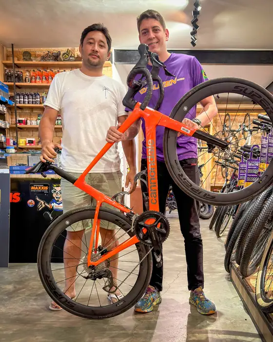 Cliente com uma bike laranja na Vow Bikes