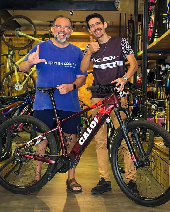 Cliente retirando uma Caloi elétrica na Vow Bikes